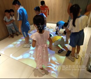 智立方地面互动投影游戏：掀起商场零售儿童门店引流新热潮！