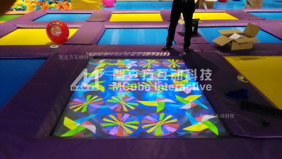 蹦床公园儿童乐园蹦床游戏设备升级-智立方互动投影蹦床！