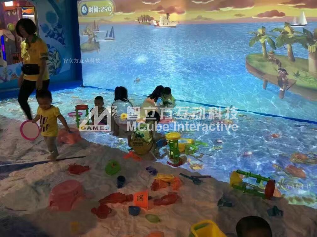 儿童乐园沙池游戏升级——智立方互动投影沙滩都在虚拟海滩风景！